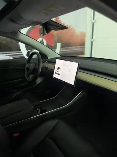 Vendo Tesla Model 3 2020 - 25900 EUR, 101867 km - AUTO.MOTO.pt