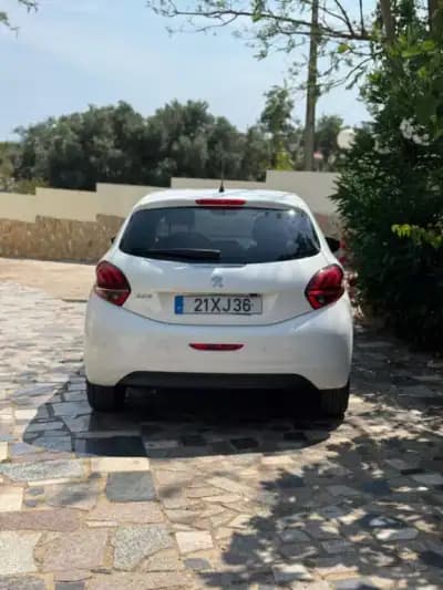 Vendo Peugeot 208 2013 - 14990 EUR, 103386 km - AUTO.MOTO.pt