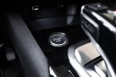 Vendo Peugeot 3008 2018 - 18490 EUR, 127901 km - AUTO.MOTO.pt