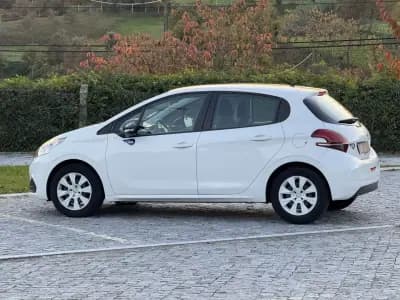 Vendo Peugeot 208 2016 - 7500 EUR, 121000 km - AUTO.MOTO.pt