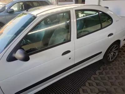 Vendo Renault Mégane 2000 - 3900 EUR, 121580 km - AUTO.MOTO.pt