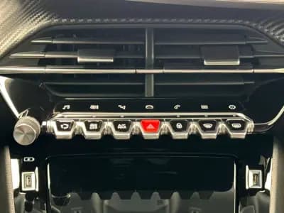 Vendo Peugeot 2008 2022 - 24600 EUR, 16198 km - AUTO.MOTO.pt