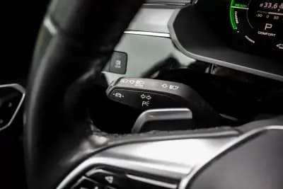 Vendo Audi Q8 e-Tron Sportback 2023 - 52900 EUR, 34353 km - AUTO.MOTO.pt