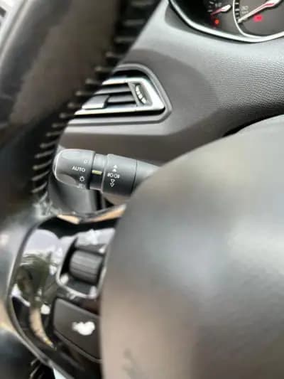 Vendo Peugeot 308 2015 - 8900 EUR, 210000 km - AUTO.MOTO.pt