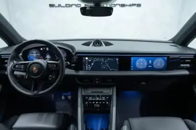 Vendo Porsche Macan 2025 - 88950 EUR, 14000 km - AUTO.MOTO.pt