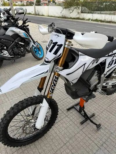 Vendo mota Stark Varg MX 2025 - 8500 EUR, 27 km - AUTO.MOTO.pt