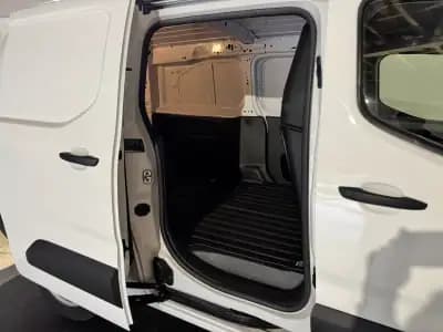 Vendo Peugeot Partner 2023 - 17750 EUR, 80117 km - AUTO.MOTO.pt