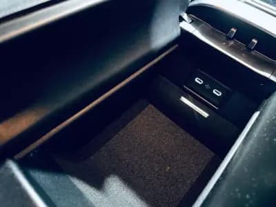 Vendo Mercedes-Benz C 300 2022 - 40990 EUR, 95187 km - AUTO.MOTO.pt