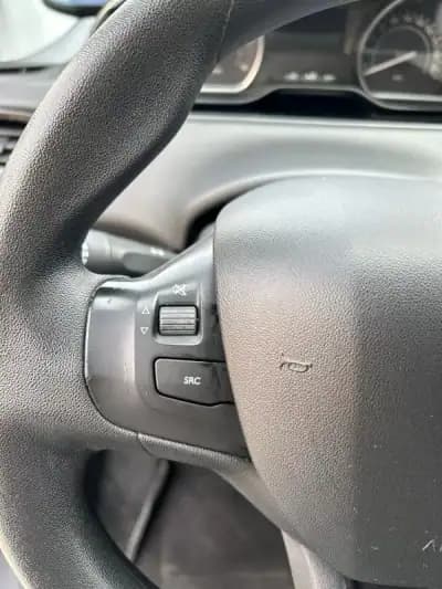 Vendo Peugeot 208 2017 - 9980 EUR, 129000 km - AUTO.MOTO.pt