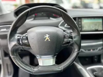 Vendo Peugeot 308 2015 - 8900 EUR, 210000 km - AUTO.MOTO.pt