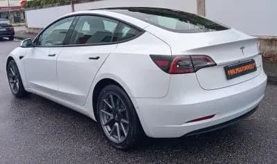 Vendo Tesla Model 3 2021 - 26490 EUR, 93800 km - AUTO.MOTO.pt