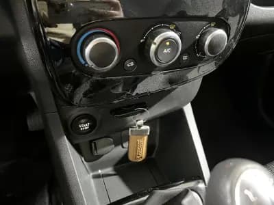 Vendo Renault Clio Sport Tourer 2015 - 8600 EUR, 248781 km - AUTO.MOTO.pt