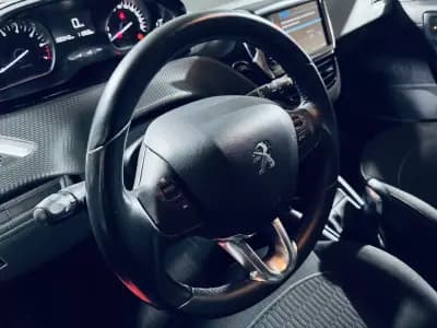 Vendo Peugeot 208 2017 - 8990 EUR, 100342 km - AUTO.MOTO.pt