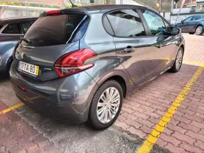Vendo Peugeot 208 2017 - 10750 EUR, 96000 km - AUTO.MOTO.pt