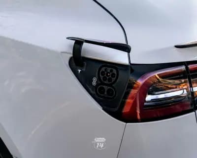 Vendo Tesla Model 3 2022 - 32990 EUR, 121900 km - AUTO.MOTO.pt