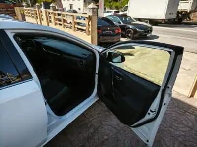 Sell Toyota Auris 2016 - 14900 EUR, 160000 km - AUTO.MOTO.pt