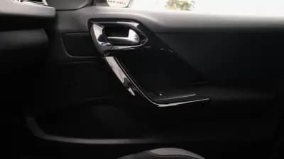 Vendo Peugeot 208 2015 - 9500 EUR, 210000 km - AUTO.MOTO.pt