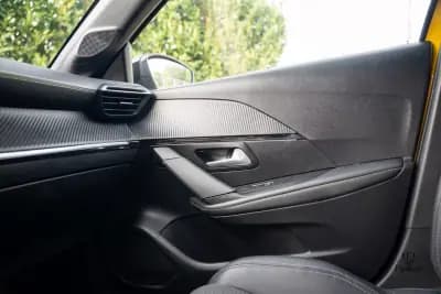 Vendo Peugeot e-208 2023 - 17900 EUR, 25000 km - AUTO.MOTO.pt