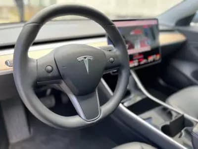 Vendo Tesla Model 3 2019 - 23990 EUR, 73000 km - AUTO.MOTO.pt