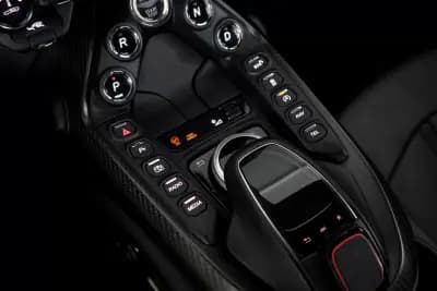 Sell Aston Martin V8 Vantage Roadster 2021 - 165000 EUR, 14873 km - AUTO.MOTO.pt