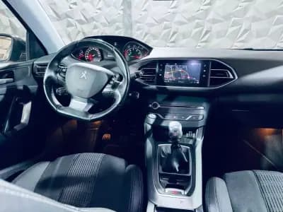 Vendo Peugeot 308 2018 - 11990 EUR, 102610 km - AUTO.MOTO.pt