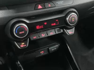 Vendo Kia Stonic 2024 - 19950 EUR, 21450 km - AUTO.MOTO.pt