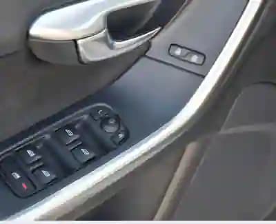 Vendo Volvo V60 2013 - 10500 EUR, 195000 km - AUTO.MOTO.pt