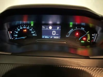 Vendo Peugeot e-2008 2021 - 19900 EUR, 40000 km - AUTO.MOTO.pt