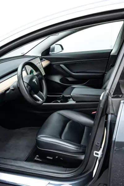 Vendo Tesla Model 3 2020 - 21990 EUR, 124208 km - AUTO.MOTO.pt