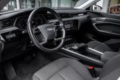 Vendo Audi Q8 e-Tron Sportback 2023 - 52900 EUR, 34353 km - AUTO.MOTO.pt