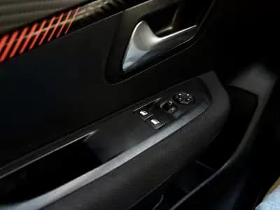 Vendo Peugeot 208 2020 - 13950 EUR, 98000 km - AUTO.MOTO.pt