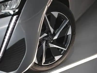 Vendo Peugeot 308 2024 - 26990 EUR, 16000 km - AUTO.MOTO.pt