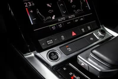 Vendo Audi Q8 e-Tron Sportback 2023 - 52900 EUR, 34353 km - AUTO.MOTO.pt