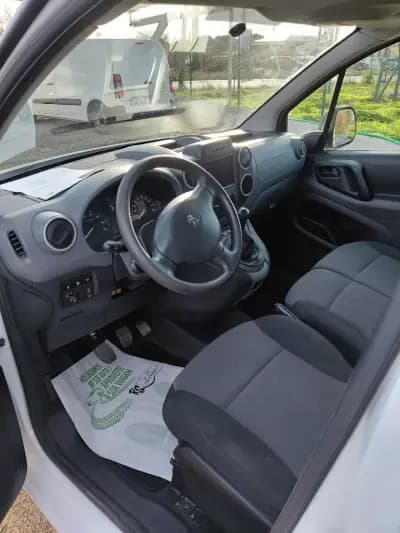 Vendo Peugeot Partner 2019 - 13980 EUR, 157692 km - AUTO.MOTO.pt