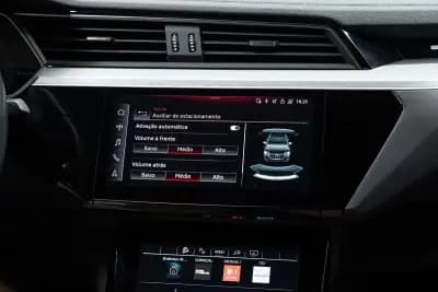 Vendo Audi Q8 e-Tron Sportback 2023 - 49950 EUR, 55000 km - AUTO.MOTO.pt