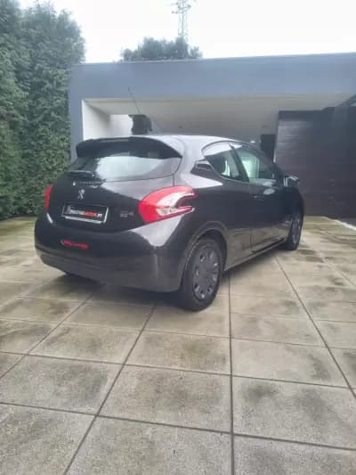 Vendo Peugeot 208 2013 - 8900 EUR, 157000 km - AUTO.MOTO.pt