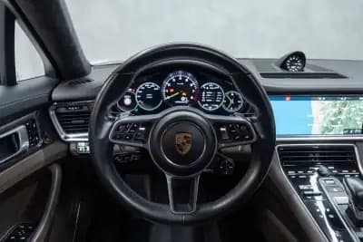 Sell Porsche Panamera Sport Turismo 2018 - 69950 EUR, 133000 km - AUTO.MOTO.pt