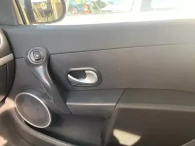 Vendo Renault Clio 2010 - 4990 EUR, 207500 km - AUTO.MOTO.pt