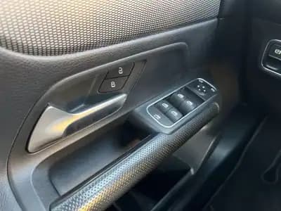 Sell Mercedes-Benz GLB 200 2021 - 28450 EUR, 180000 km - AUTO.MOTO.pt