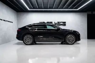 Vendo Audi Q8 e-Tron Sportback 2023 - 49950 EUR, 55000 km - AUTO.MOTO.pt