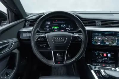 Vendo Audi Q8 e-Tron Sportback 2023 - 49950 EUR, 55000 km - AUTO.MOTO.pt