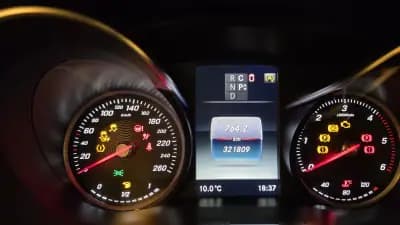 Vendo Mercedes-Benz V 220 2016 - 29900 EUR, 321809 km - AUTO.MOTO.pt