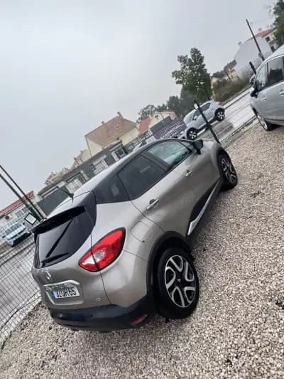 Vendo Renault Captur 2015 - 10999 EUR, 270000 km - AUTO.MOTO.pt