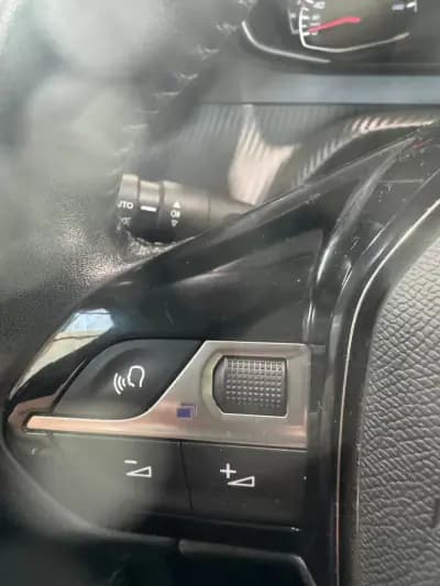 Sell Peugeot 208 2021 - 16250 EUR, 61484 km - AUTO.MOTO.pt