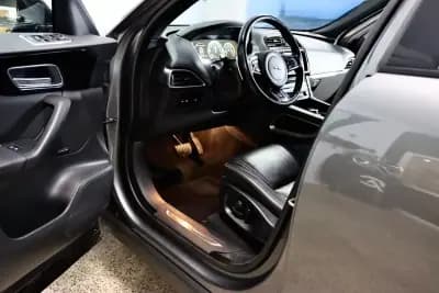 Sell Jaguar F-Pace 2018 - 33900 EUR, 70000 km - AUTO.MOTO.pt