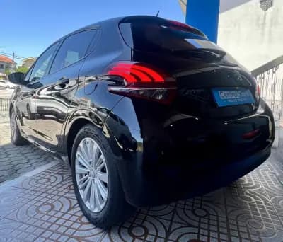 Vendo Peugeot 208 2017 - 9950 EUR, 147000 km - AUTO.MOTO.pt
