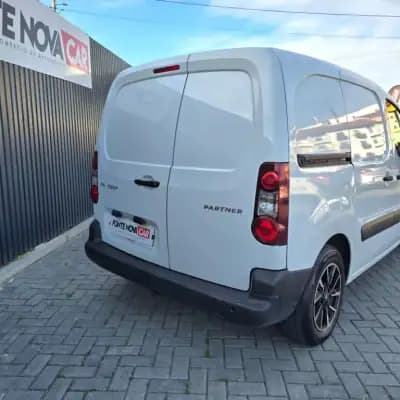 Vendo Peugeot PARTENER 2017 - 9750 EUR, 215000 km - AUTO.MOTO.pt