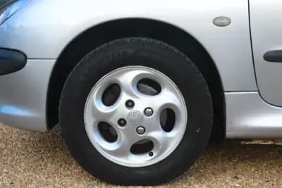 Sell Peugeot 206 2003 - 2750 EUR, 194000 km - AUTO.MOTO.pt