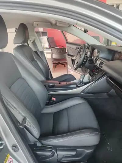 Vendo Lexus IS 300H 2013 - 19990 EUR, 170000 km - AUTO.MOTO.pt