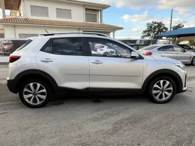 Vendo Kia Stonic 2022 - 13750 EUR, 81000 km - AUTO.MOTO.pt